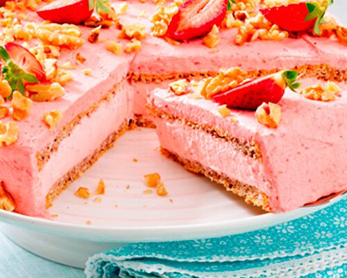 Recceta de tarta rosa con fresas y nueces