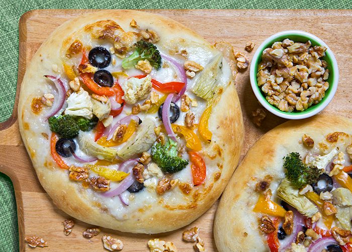 Pizza vegetal con nueces
