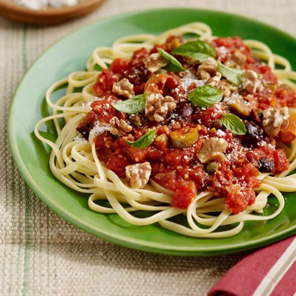 Spaghetti Puttanesca con olivas y nueces 