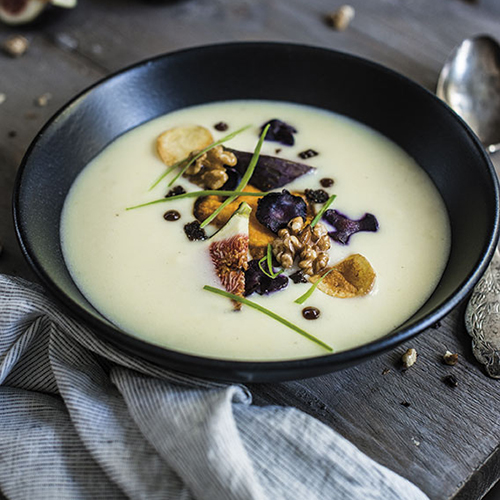 Receta de Sopa de patata con crujiente de pan y nueces e higos