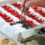 tabla-de-yogur-helado-con-nueces-y-frutos-rojos-paso-2