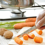 tosta-de-hummus-de-zanahoria-y-nueces-aguacate-y-brotes-de-alfalfa-paso-1