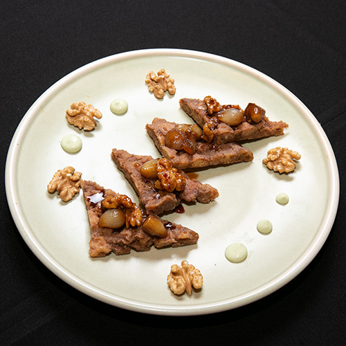 Receta de crujiente de pan, cebolletas glaseadas y nueces con aroma de barbacoa