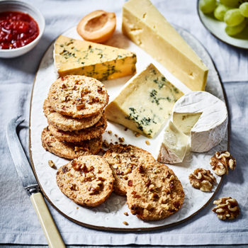 Receta tabla de quesos con galletas de nueces, queso y albaricoque