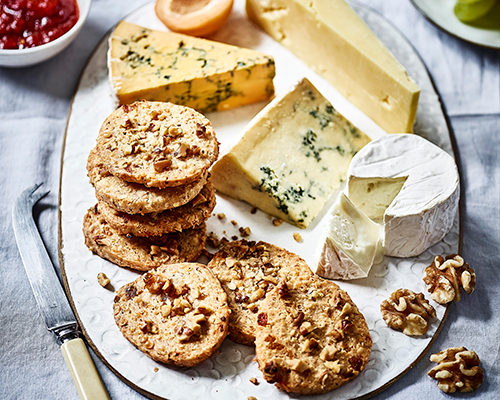 Receta tabla de quesos con galletas de nueces, queso y albaricoque