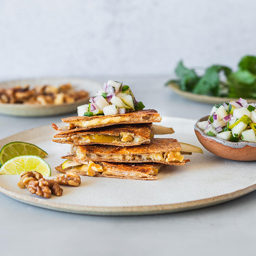 Receta de quesadillas de nueces y pera con salsa picante