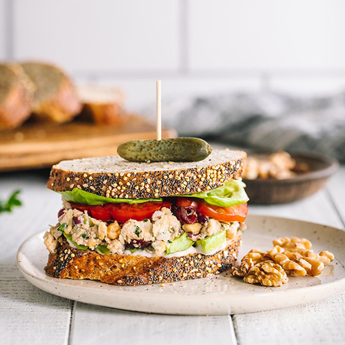 Receta de sándwiches de ensalada de garbanzos y nueces