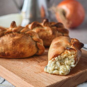 Mini empanada de cuatro quesos, ciruela y Nueces de California