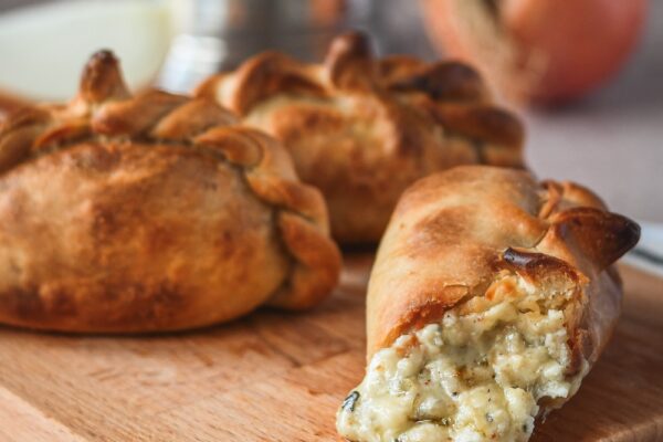 Mini empanada de cuatro quesos, ciruela y Nueces de California