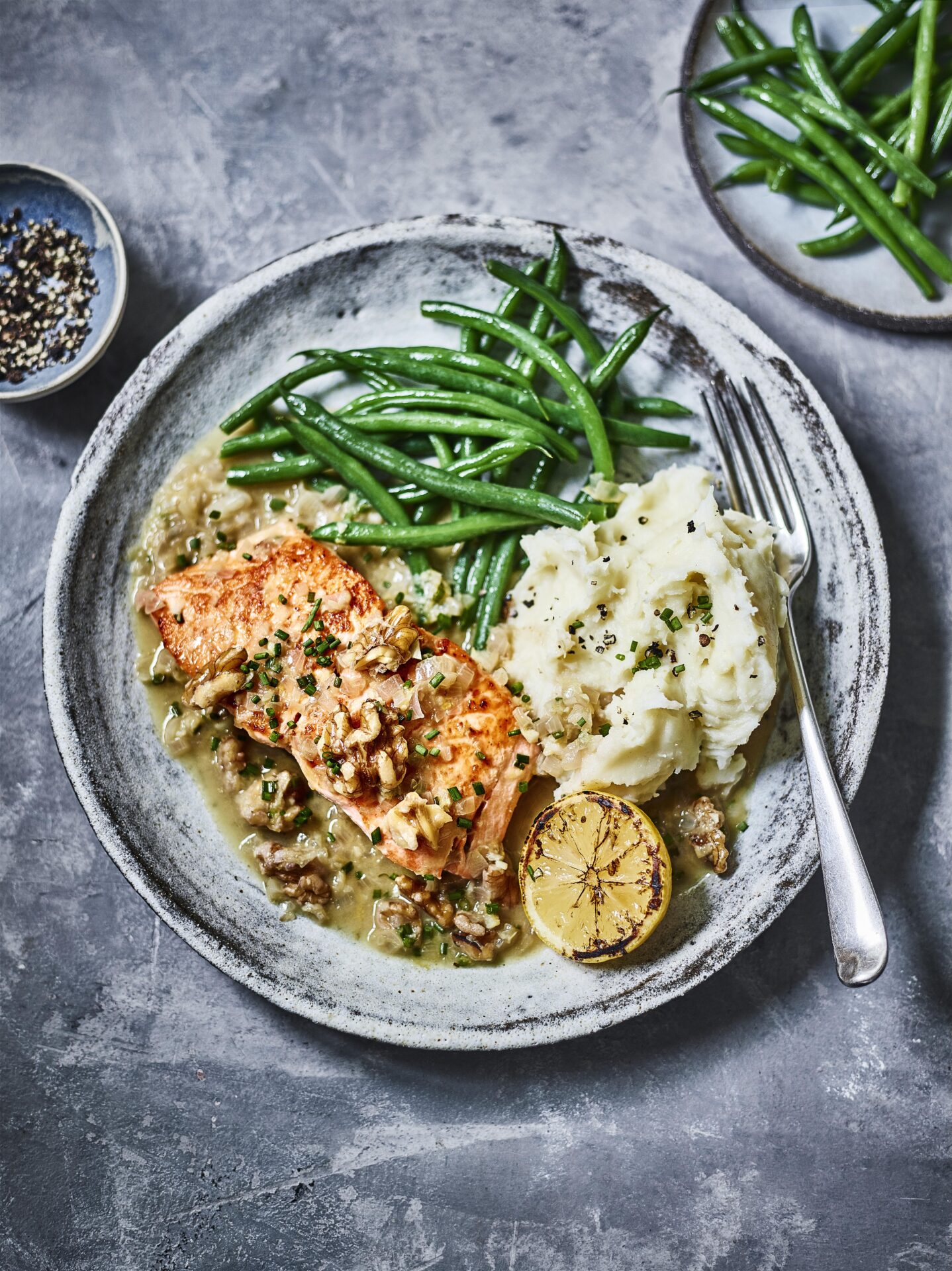 Salmón con salsa de jengibre, limón y Nueces de California